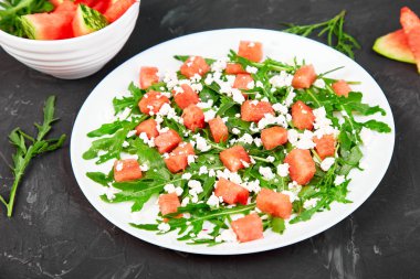 Beyaz peynir ve arugula ile taze yaz karpuz salatası