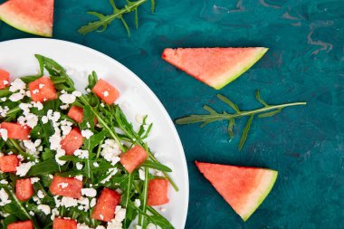 Beyaz peynir ve arugula ile taze yaz karpuz salatası