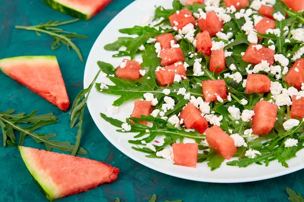 Čerstvý letní salát z melounu s feta sýrem a ovoce — Stock fotografie
