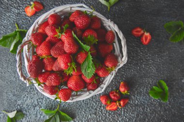 Beyaz sepetteki çilekler. Taze çilek. Güzel çilekler..