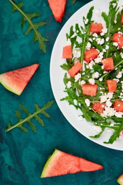 Beyaz peynir ve arugula ile taze yaz karpuz salatası