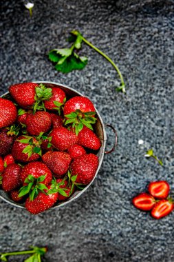 Gri kasede çilek. Taze çilek. Güzel çilek.