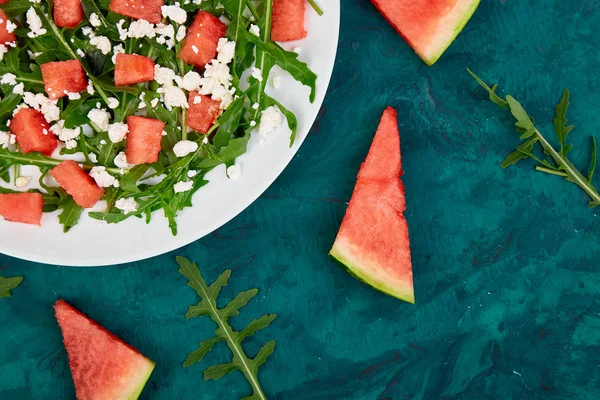 Свіжий літній салат з кавуном з сиром фета та руколою — стокове фото