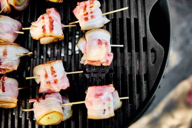 Gaz ızgara üzerinde pastırma ile ızgara patates . Izgara yemek. Barbekü. Kopya alanı. Sağlıklı gıda. 