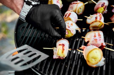 Gaz ızgara üzerinde pastırma ile ızgara patates . Izgara yemek. Barbekü. Kopya alanı. Sağlıklı gıda. 