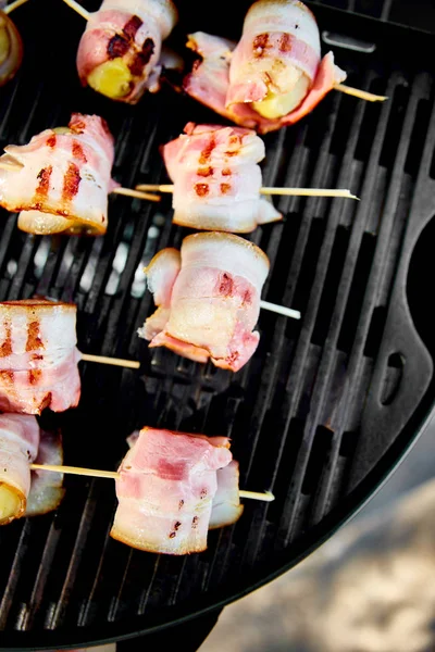 ガスグリルにベーコンを添えた焼き芋 グリル食品 バーベキュー スペースをコピーします 健康食品 — ストック写真