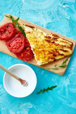 Ahşap tahta üzerinde domates ile ızgara pike fileto