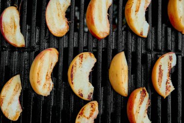 Siyah gaz ızgara üzerinde ızgara şeftali. Izgara tatlı.