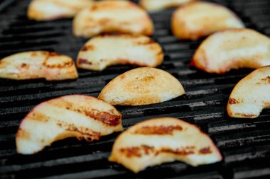 Siyah gaz ızgara üzerinde ızgara şeftali. Izgara tatlı.