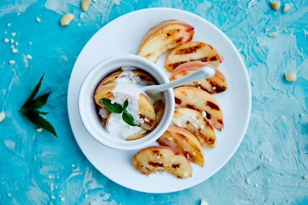 Durazno a la parrilla con helado en plato blanco — Foto de Stock