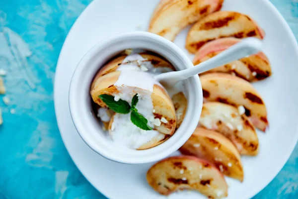 Durazno a la parrilla con helado en plato blanco — Foto de Stock