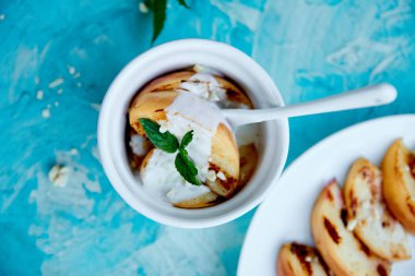 Beyaz tabakta dondurma ile ızgara şeftali