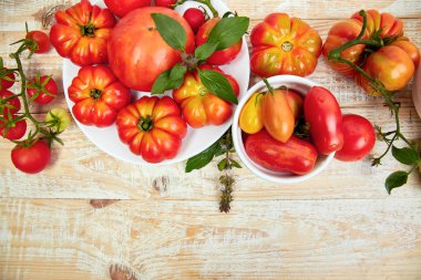 Domates arka plan karışımı. Beyaz ahşap masa arka planda güzel sulu organik kırmızı domates. Temiz yemek konsepti. Kopya alanı, düz yatıyordu