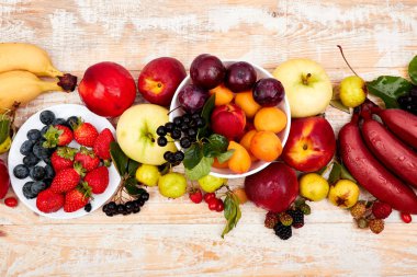 Beyaz ahşap arka planda meyve düz yatıyordu