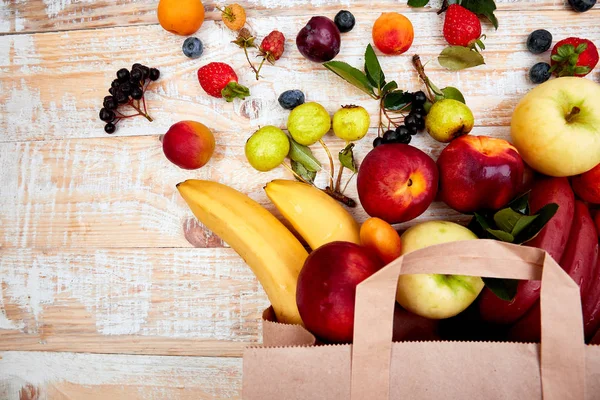 Worek papierowy różnych owoców zdrowia żywności — Zdjęcie stockowe