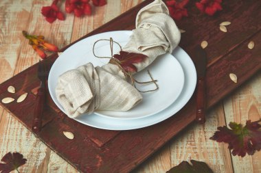 Şükran günü kutlama ahşap zemin üzerine düşme tablo ayarı. Sonbahar tablo ayarı.