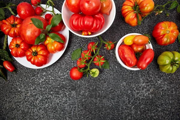 Mistura Fundo Tomates Belos Tomates Vermelhos Orgânicos Suculentos Fundo Mesa — Fotografia de Stock