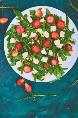 Arugula, çilek, beyaz peynir ve fındık ile taze salata.