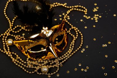 Siyah ve Altın karnaval maskesi. Üstten görünüm maskeli balo arka plan görüntüsü. Düz yatıyordu. Mardi Gras kutlamaları kavramı. Kopya alanı.