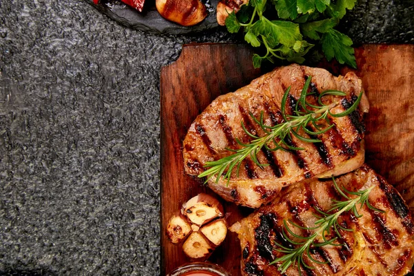 Grilované Maso Grilovaný Steak Dřevěné Řezací Desce Venkovské Pozadí Pohled — Stock fotografie