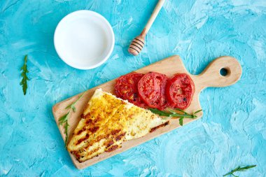 Mavi arka plan üzerinde ahşap tahta üzerinde domates ile ızgara pike fileto. Izgara deniz ürünleri. Barbekü balığı. Kopya alanı. Sağlıklı gıda.