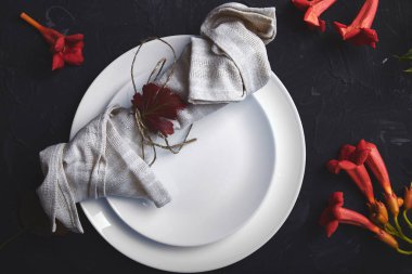 Şükran günü kutlama koyu arka plan üzerinde sonbahar tablo ayarı. Sonbahar sofra. Üstten görünüm. Teras yatıyordu. Kopya alanı.