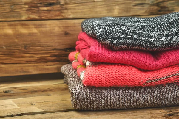 Pilha Camisolas Malha Aconchegantes Uma Pilha Suéteres Quentes Uma Mesa — Fotografia de Stock