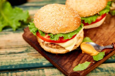 Siyah arka plan üzerinde izole ahşap masada Craft sığır burger