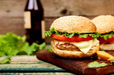 Siyah arka plan üzerinde izole ahşap masada Craft sığır burger