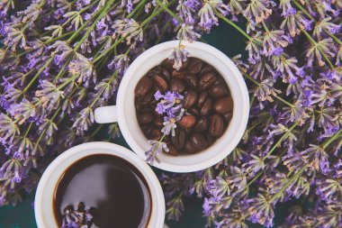 Kahve, fincankahve tahıl ve yeşil arka plan üzerinde lavanta çiçeği