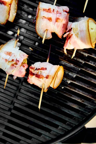 Gaz ızgara üzerinde pastırma ile ızgara patates .