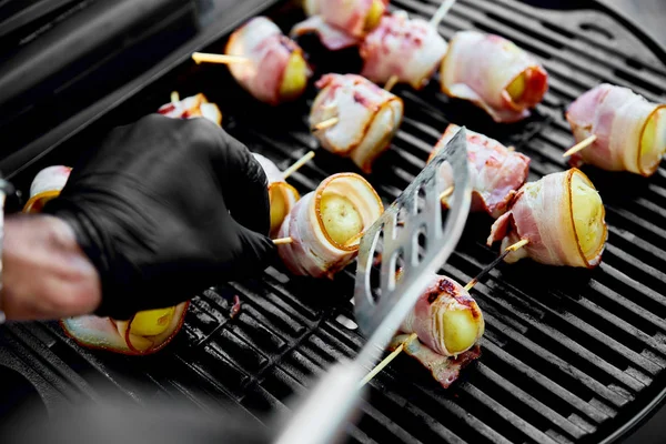 Patata a la parrilla con tocino en la parrilla de gas  . —  Fotos de Stock