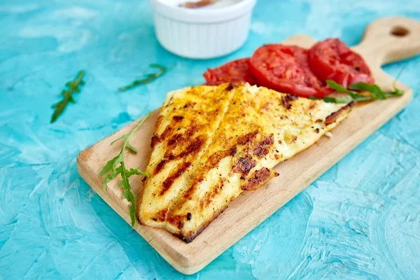 Ahşap tahta üzerinde domates ile ızgara pike fileto