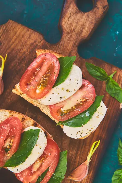 Domatesli bruschetta, mozzarella peyniri ve fesleğen.