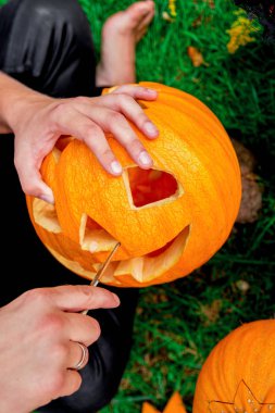 Balkabağı bıçakla kesen adamın elinin yakın çekim