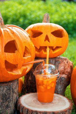 Arka planda kabak dekorasyon yakınında Halloween kokteyl.