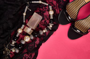 Moda kadınsı blogger kavramı. Kadın aksesuarları pembe arka plan minimal set. Natürmort parfümü, mücevherler, ayakkabılar, dantel elbise. metin için boşluk kopyalayın. Düz yatıyordu