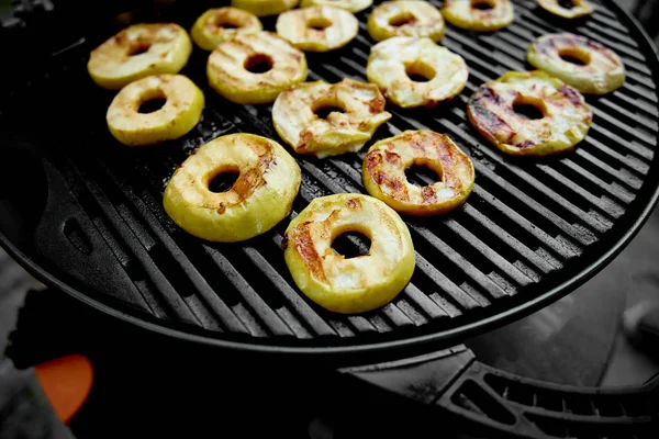 Manzanas Parrilla Gas Negro Postre Parrilla Fruta Barbacoa Copiar Espacio —  Fotos de Stock