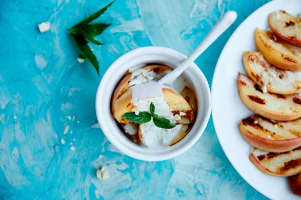 Durazno Parrilla Con Helado Plato Blanco Sobre Fondo Azul Postre — Foto de Stock