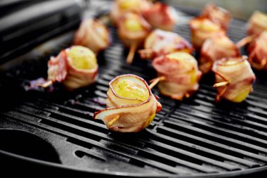 Gaz ızgara üzerinde pastırma ile ızgara patates . Izgara yemek. Barbekü. Kopya alanı. Sağlıklı gıda. 