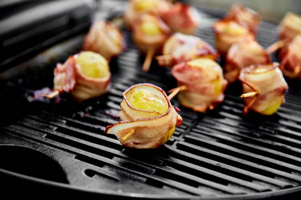 Gaz ızgara üzerinde pastırma ile ızgara patates . Izgara yemek. Barbekü. Kopya alanı. Sağlıklı gıda. 