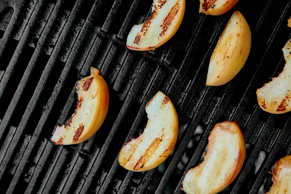 Gegrillter Pfirsich Auf Schwarzem Gasgrill Gegrilltes Dessert Grillobst Kopierraum Gesunde — Stockfoto