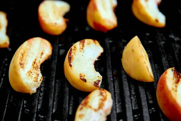 Durazno Parrilla Gas Negro Postre Parrilla Fruta Barbacoa Copiar Espacio — Foto de Stock