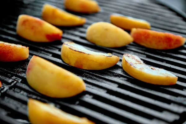 Siyah gaz ızgara üzerinde ızgara şeftali. Izgara tatlı. Barbekü meyvesi. Kopya alanı. Sağlıklı yiyecekler. Vegan gıda