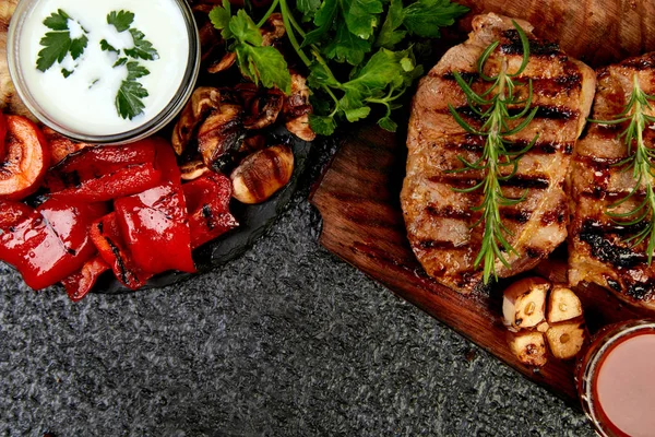 Grilované Maso Grilovaný Steak Dřevěné Řezací Desce Různými Grilovanými Zeleninkou — Stock fotografie