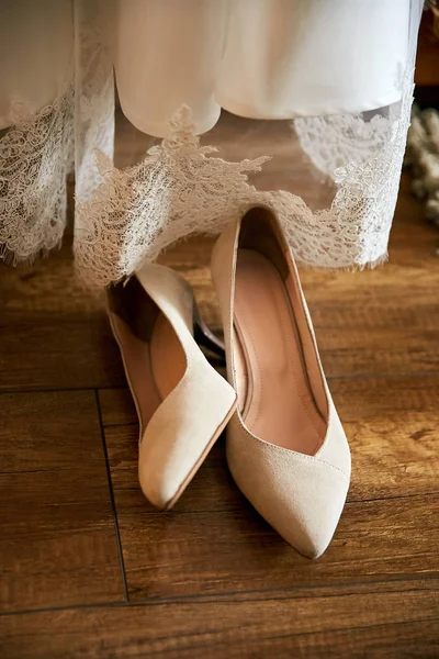 Güneş ışığı şeritler tasarımcı düğün beyaz gelin ayakkabıları.