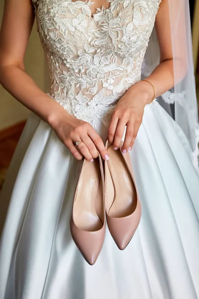 新娘她手里拿着婚礼鞋 — 图库照片