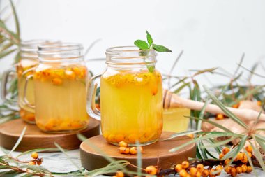 Zencefil ve bal ile sıcak deniz dikeni çay