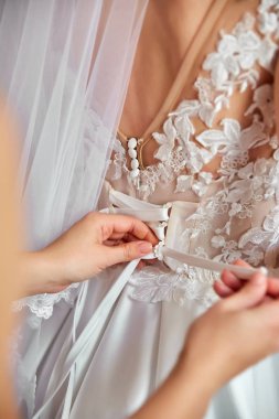 Gelin sabahı gelin elbise giyer. Güzel gelin giyinmiş ve prepar alıyorum. Düğün Günü.