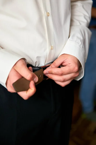 Apuesto Novio Vistiéndose Preparándose Para Boda Elegante Joven Hombre Moda — Foto de Stock